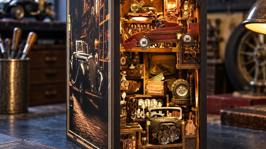 Book nook Garage du Collectionneur éclairé sur un établi, une voiture ancienne peinte sur le côté : une idée de cadeau à construire pour un homme de 60 ans
