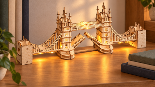 Puzzle 3D en bois Tower Bridge monté et éclairé sur une étagère de bibliothèque