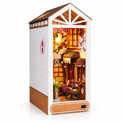 Book nook Pluie de Sakura monté et allumé : ruelle japonaise sous les cerisiers en fleurs, éclairage LED, sur fond blanc