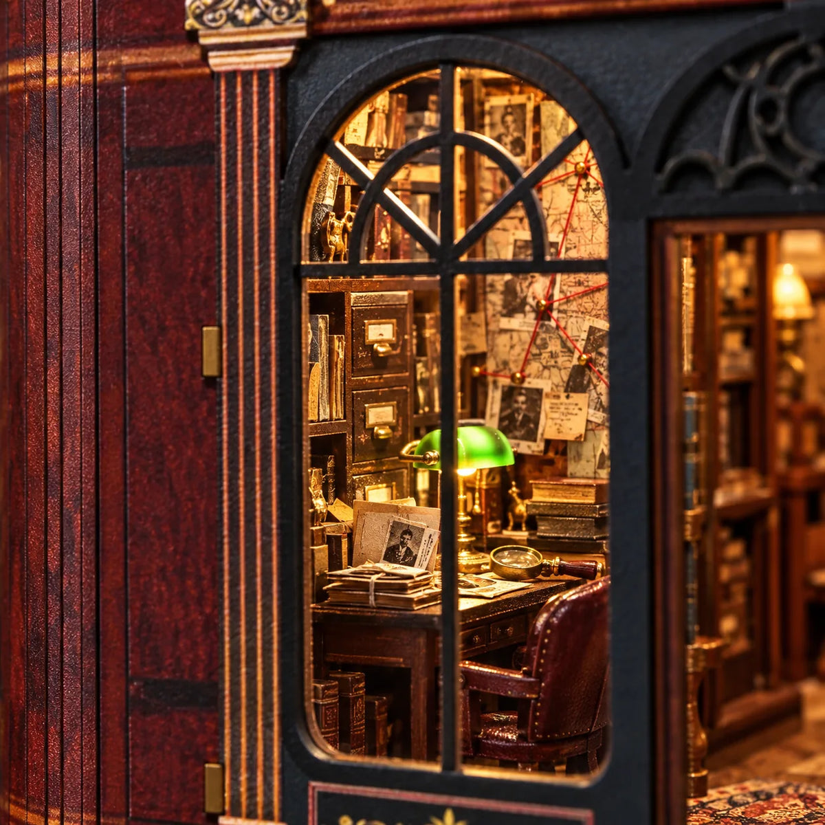 Détail du bureau, de la lampe verte et des dossiers de L'Agence des Énigmes