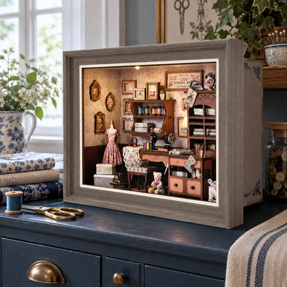 Vue trois quarts de L'Atelier de Couture de Lily dans un décor créatif
