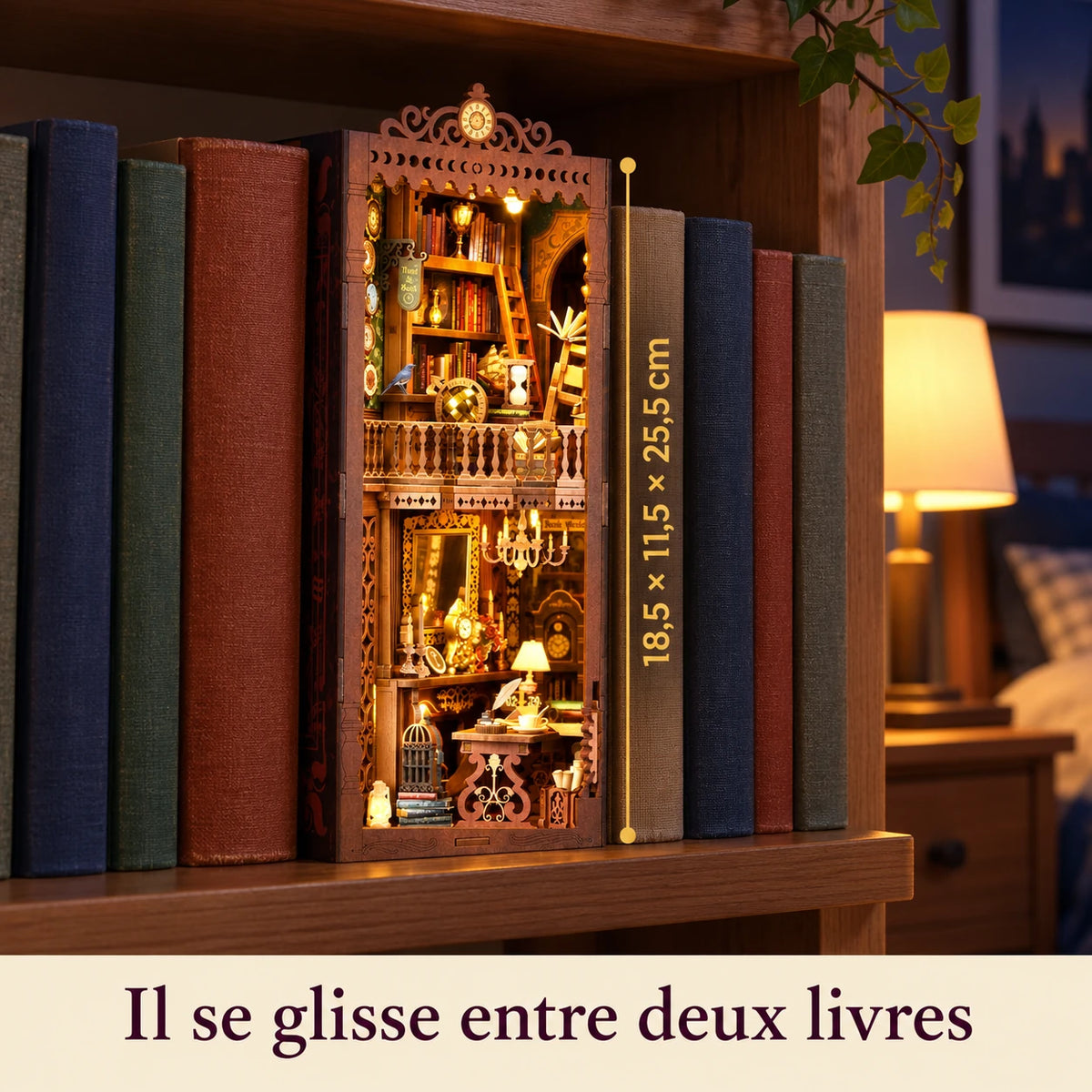 La Bibliothèque de l’Horloge entre deux livres, dimensions 18,5 × 11,5 × 25,5 cm