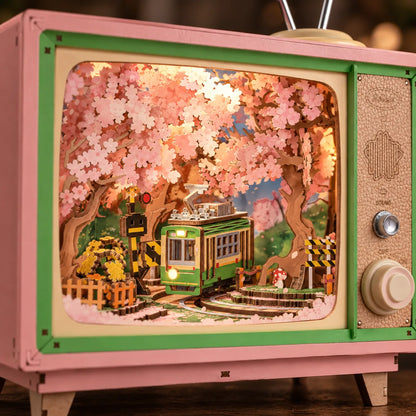 Détail du tram vert et des cerisiers illuminés dans la boîte à musique Sakura