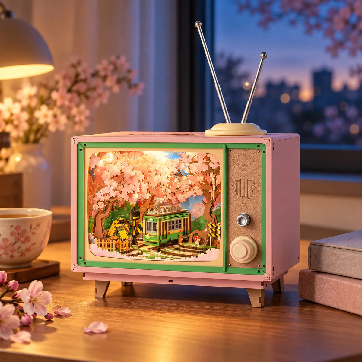 Boîte à musique Sakura lumineuse posée sur un bureau au crépuscule