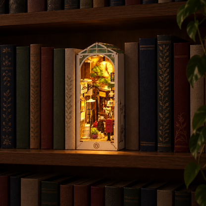 Le book nook allume le soir dans une bibliotheque, seul point lumineux de la piece
