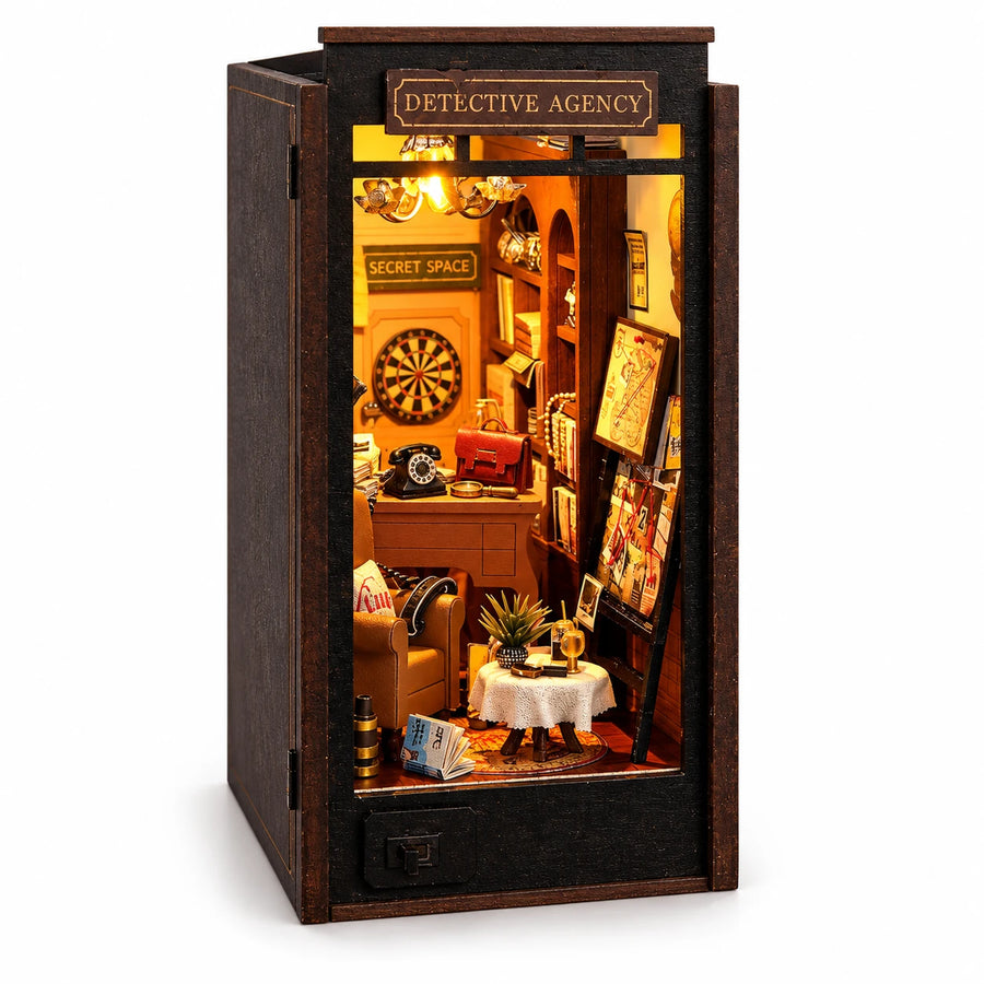 Bureau du Détective NOOKO, book nook polar vintage avec LED ambrée sur fond blanc