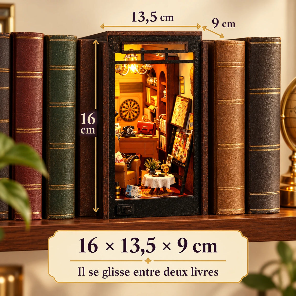 Dimensions du Bureau du Détective : 16 × 13,5 × 9 cm entre deux livres