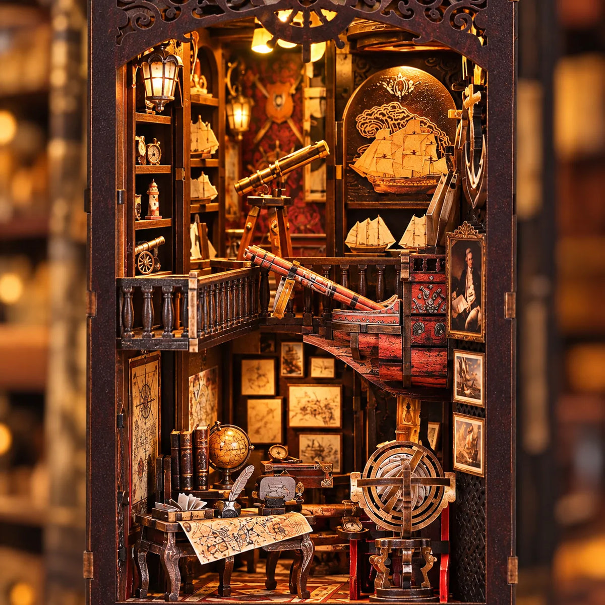Détail du globe, du télescope et des cartes du Carnet de Voyage