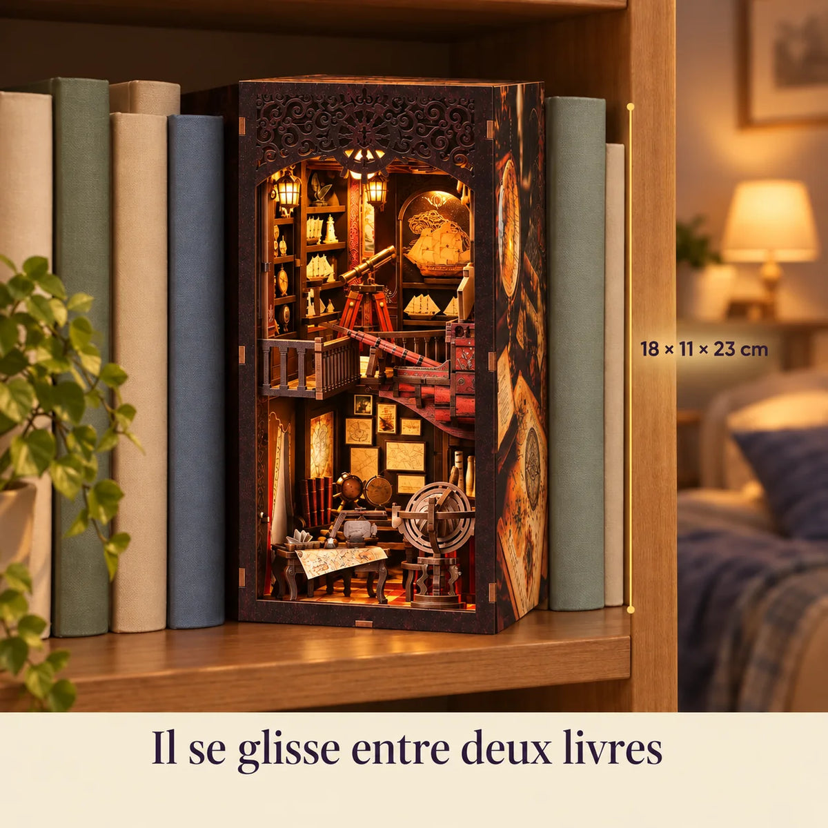 Le Carnet de Voyage glissé entre deux livres, dimensions 18 × 11 × 23 cm
