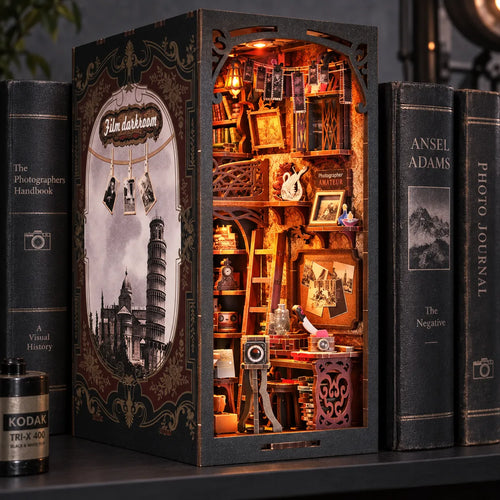 La Chambre Noire montée et éclairée dans une ambiance de laboratoire photo