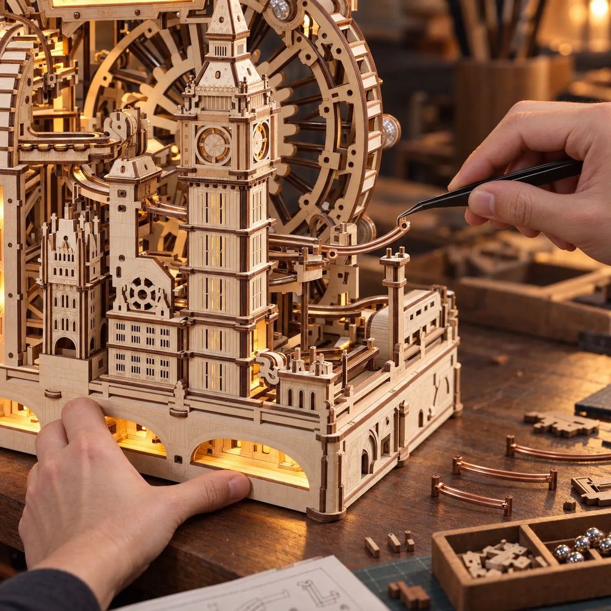Pose d'un rail cuivré sur la maquette mécanique de Londres