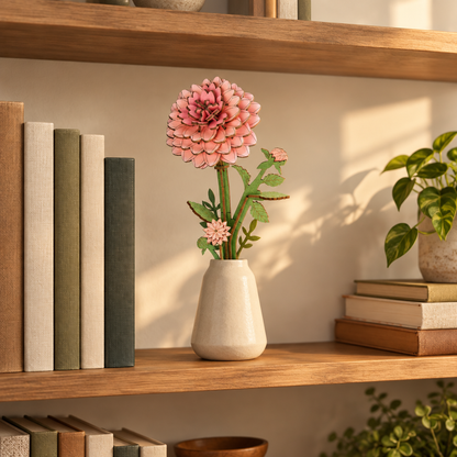 La fleur en bois exposee sur une etagere de bibliotheque