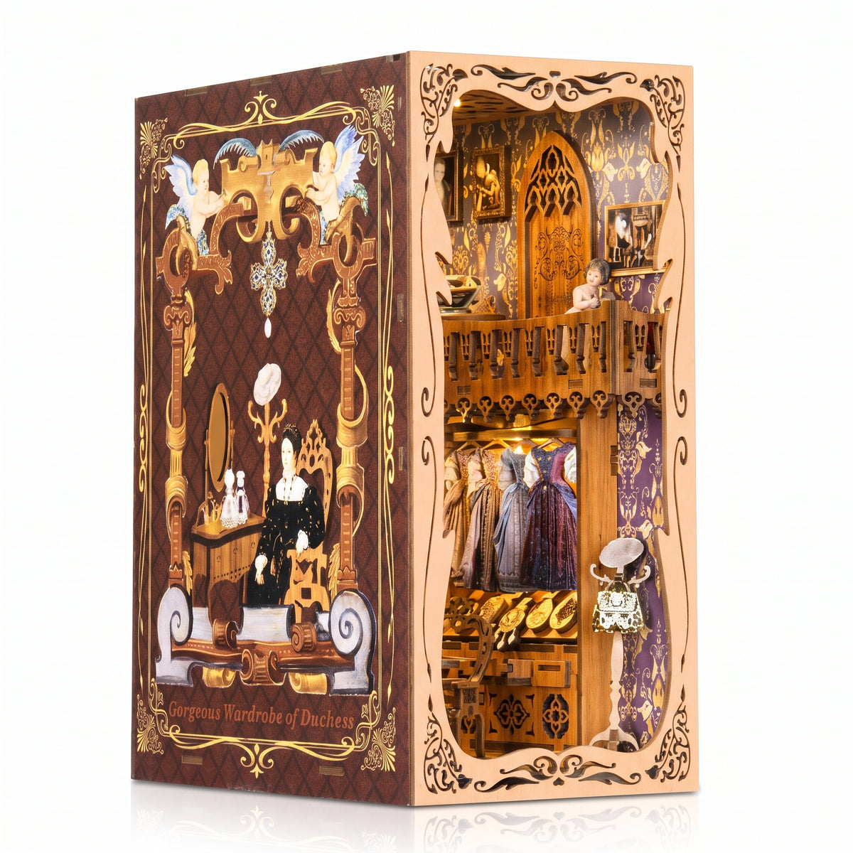 Garderobe der Herzogin von NOOKO, aufgebaut und beleuchtet, auf weißem Hintergrund