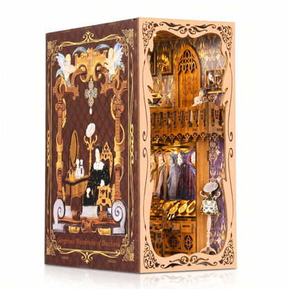 Garderobe der Herzogin von NOOKO, aufgebaut und beleuchtet, auf weißem Hintergrund