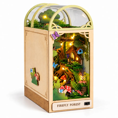 La Forêt des Lucioles illuminée sur fond blanc, book nook en bois avec verrière arrondie