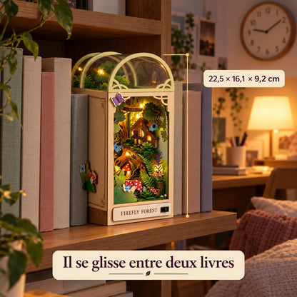 La Forêt des Lucioles entre deux livres, dimensions 22,5 × 16,1 × 9,2 cm