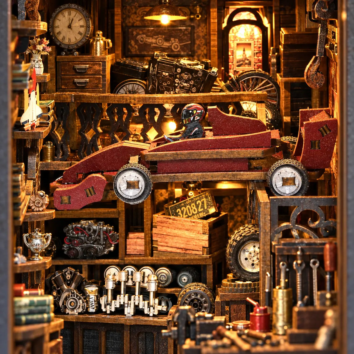 Détail de la voiture rouge et des pièces mécaniques du Garage du Collectionneur