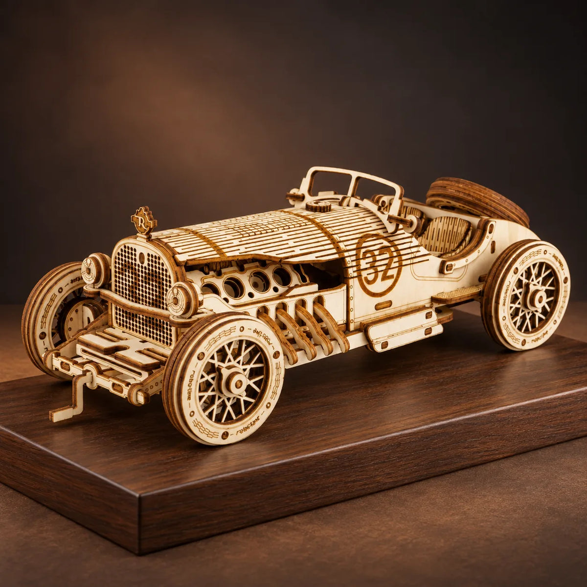 Voiture Grand Prix miniature en bois avec moteur V8 apparent