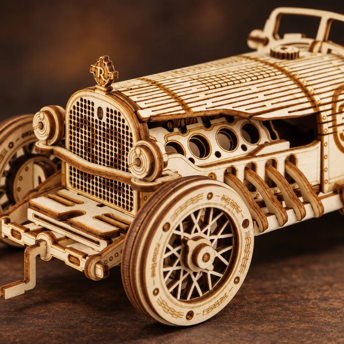 Détail de la calandre, du moteur V8 et des échappements de la voiture en bois