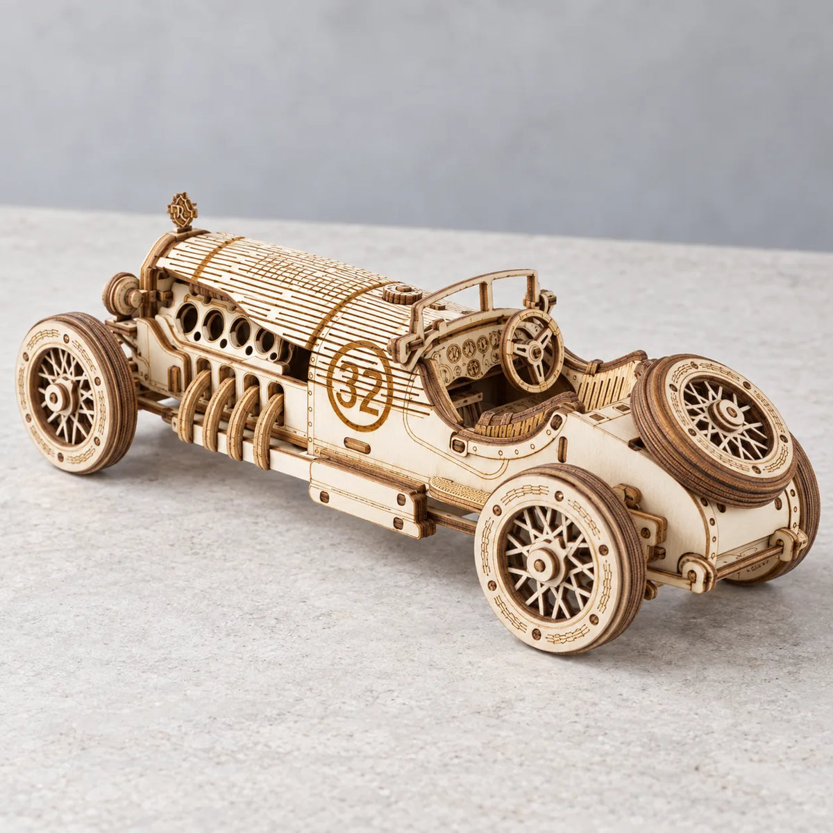 Vue arrière en hauteur de la voiture Grand Prix miniature en bois