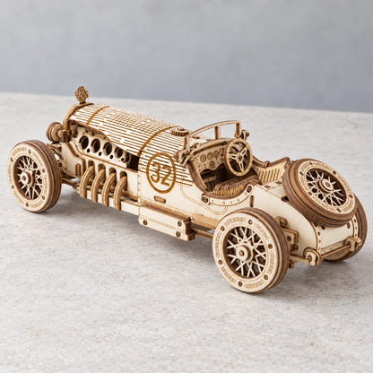Vue arrière en hauteur de la voiture Grand Prix miniature en bois