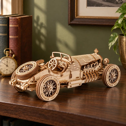 Voiture Grand Prix miniature en bois exposée sur une bibliothèque