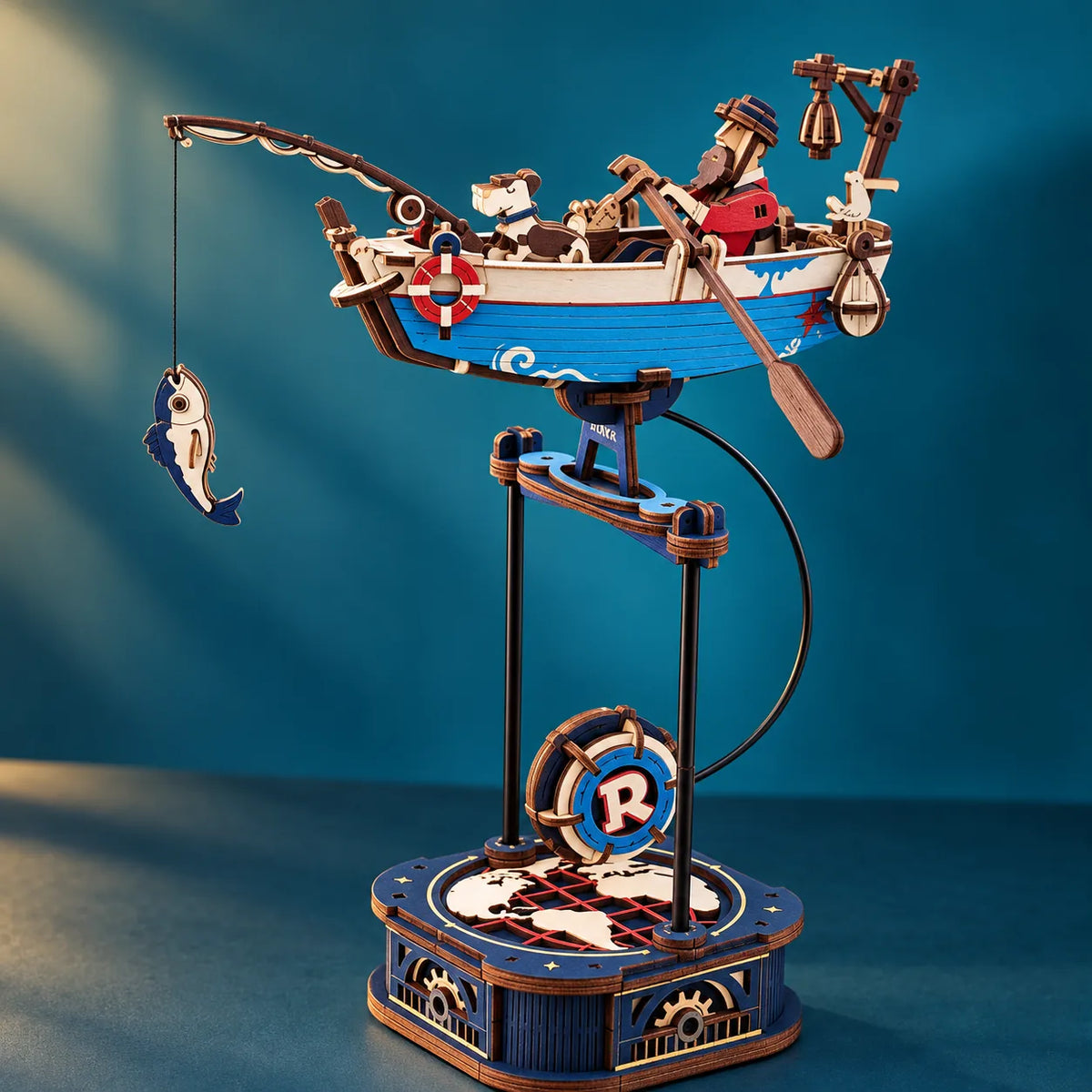 Détail du bateau de pêche bleu et du mécanisme Ocean Fisher
