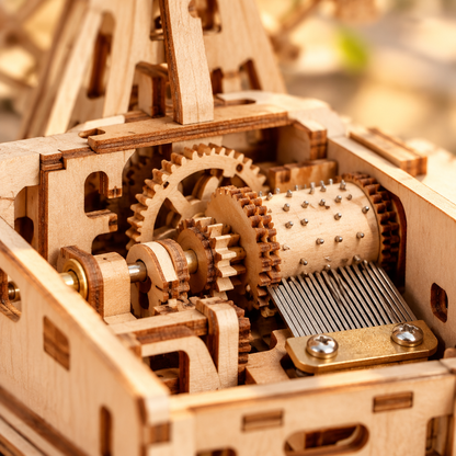 Detail macro des engrenages en bois du mecanisme dans le socle