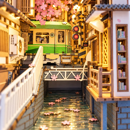 Histoires en Livres NOOKO — gros plan sur le tram vert, le canal et les cerisiers de Tram Sakura