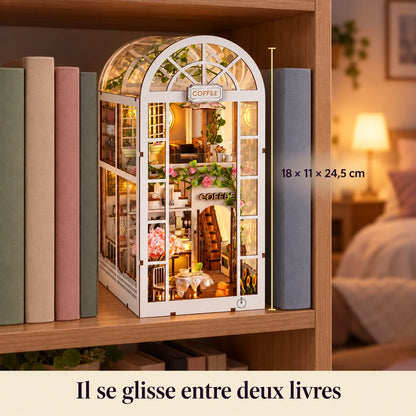 Le Jardin de Café glissé entre deux livres, dimensions 18 × 11 × 24,5 cm