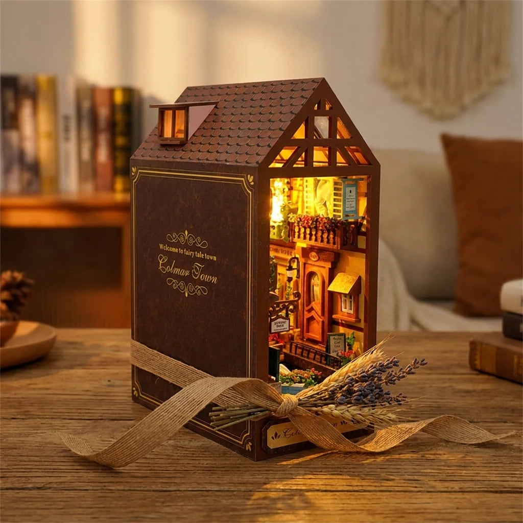 Book nook Maison de Colmar présenté comme idée cadeau, fleurs séchées et ruban kraft