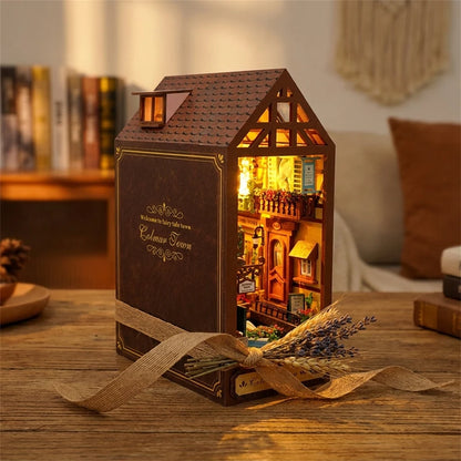 Book nook Maison de Colmar présenté comme idée cadeau, fleurs séchées et ruban kraft