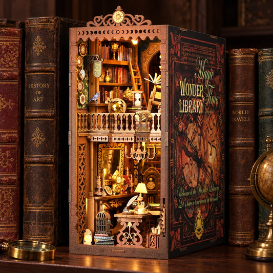 La Bibliothèque de l'Horloge NOOKO — Vue d’ensemble du kit assemblé, éclairé sur une étagère en bois sombre entre des livres anciens.