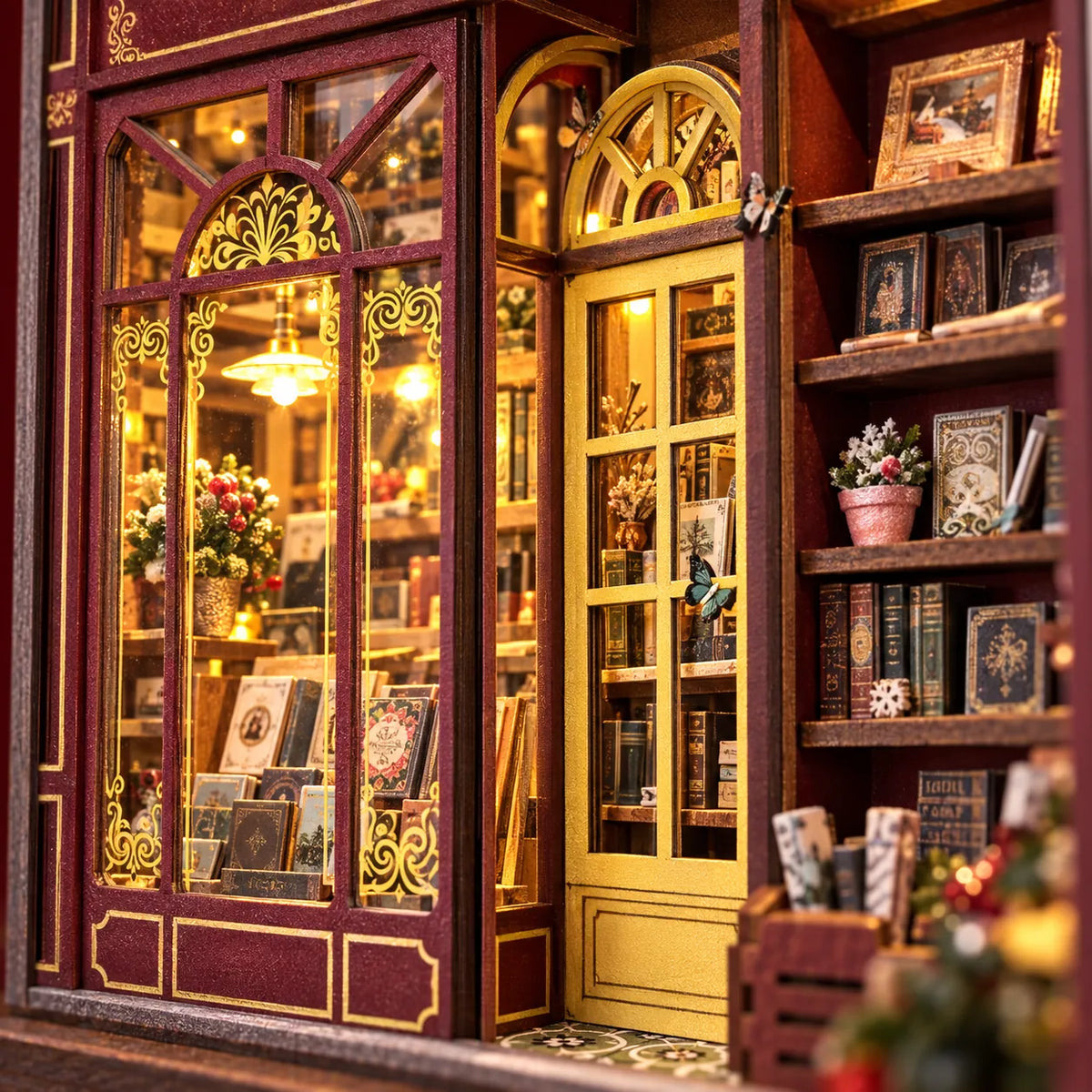 La Librairie du Soir NOOKO — Gros plan sur la vitrine bordeaux et or, la porte jaune, les livres et les fines découpes en bois.