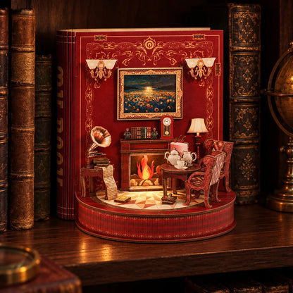 Le Théâtre de Livres NOOKO — Vue d’ensemble du kit assemblé, éclairé sur une étagère en bois sombre entre des livres anciens.