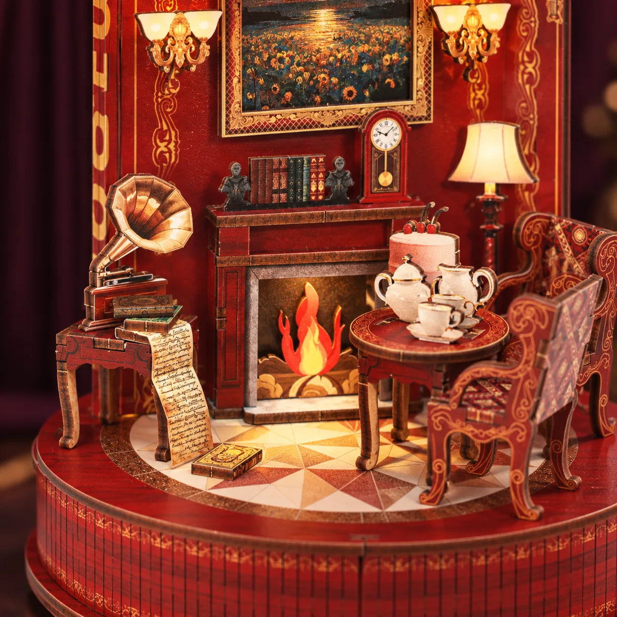 Le Théâtre de Livres NOOKO — Gros plan sur le gramophone, la cheminée, le service à thé et les fauteuils en bois imprimé.