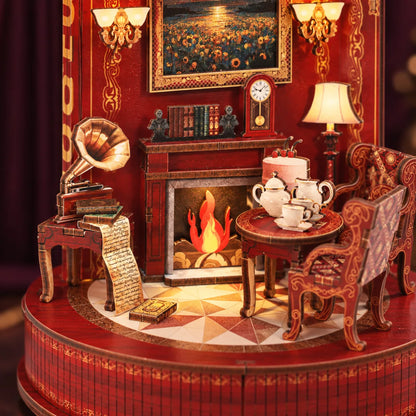 Le Théâtre de Livres NOOKO — Gros plan sur le gramophone, la cheminée, le service à thé et les fauteuils en bois imprimé.