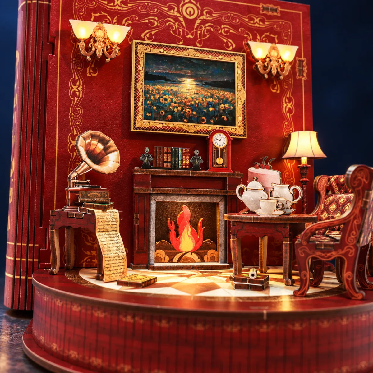 Le Théâtre de Livres NOOKO — Vue basse depuis la scène arrondie vers la cheminée, le tableau et le mobilier miniature.