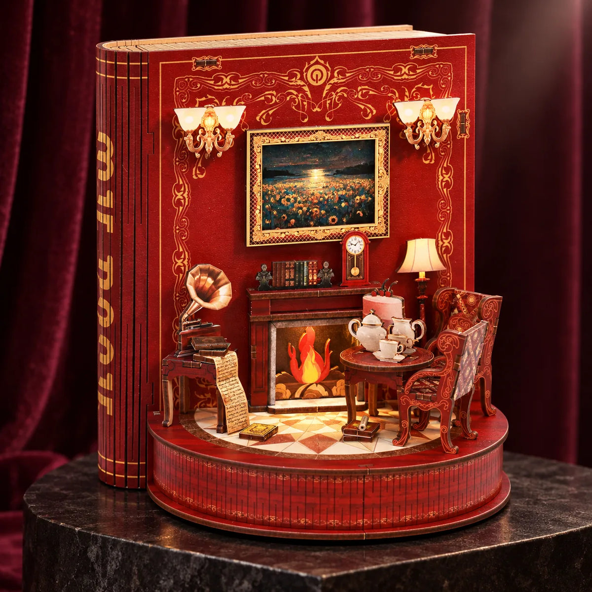 Le Théâtre de Livres NOOKO — Vue trois quarts du décor rouge et or présenté sur un socle sombre devant un rideau de velours.