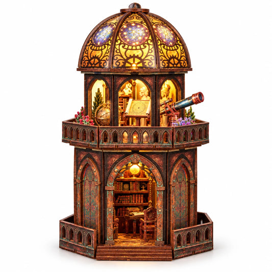 Observatorium in Miniatur, fertig aufgebaut, mit beleuchteter Buntglaskuppel, auf weißem Hintergrund