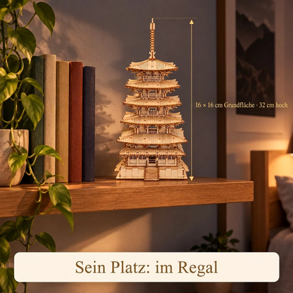 Fünfstöckige Pagode im Regal