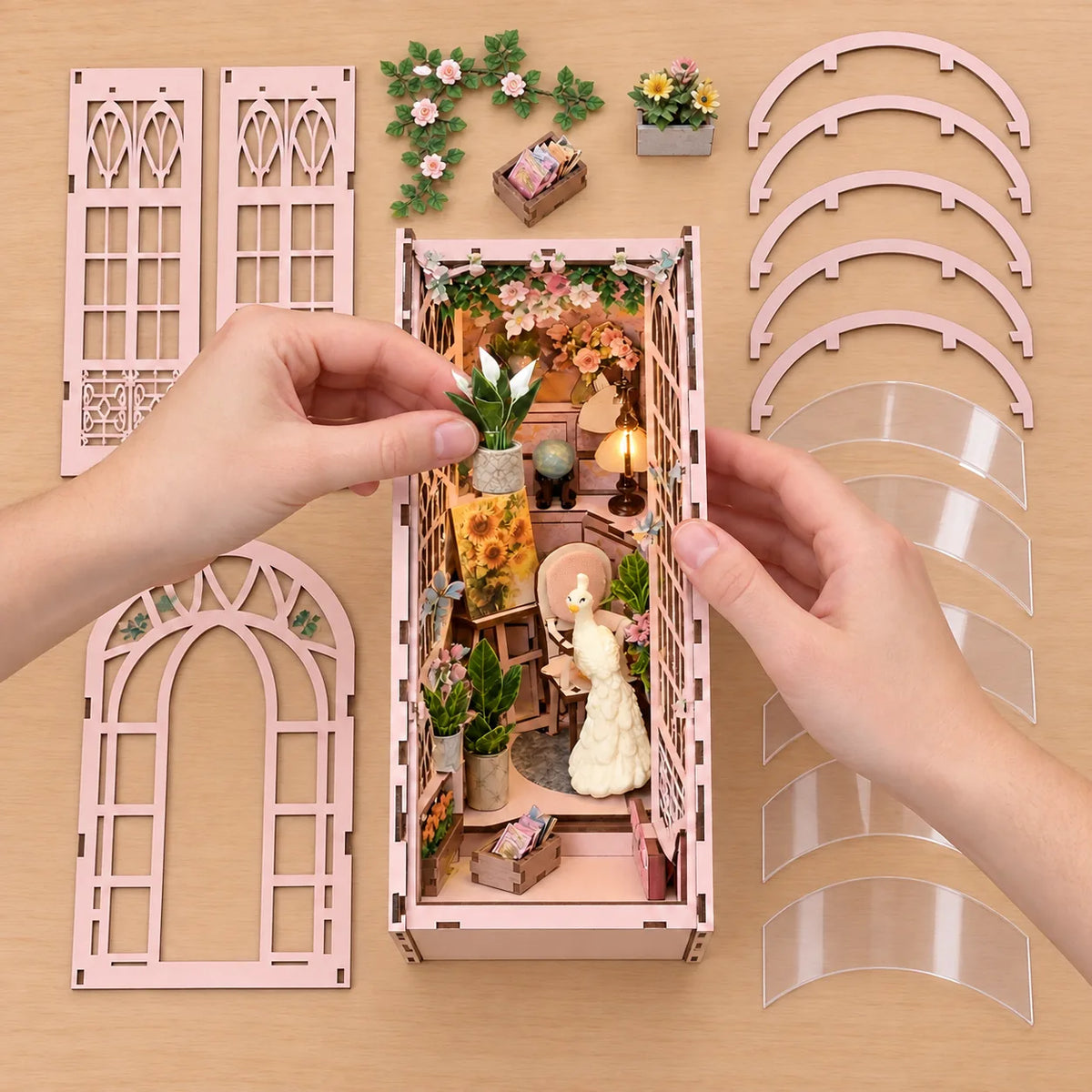 Montage de La Petite Serre vu du dessus avec mains et éléments de verrière
