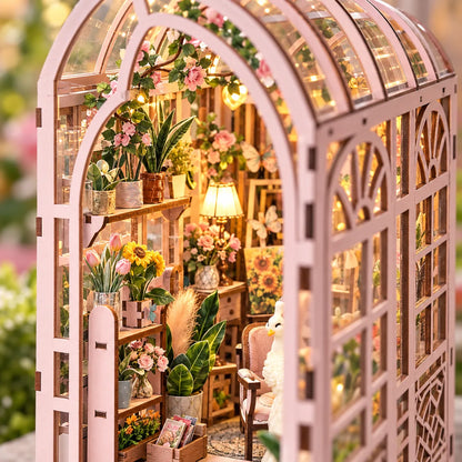 Détail des fleurs, plantes et arceaux roses de La Petite Serre