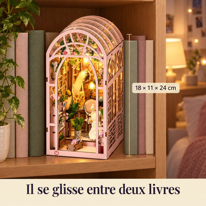 La Petite Serre glissée entre deux livres, dimensions 18 × 11 × 24 cm