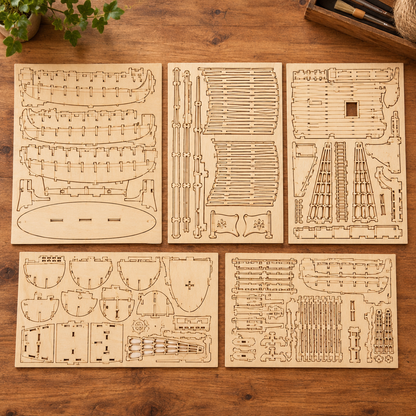 Les planches de contreplaque decoupees au laser du kit, posees a plat
