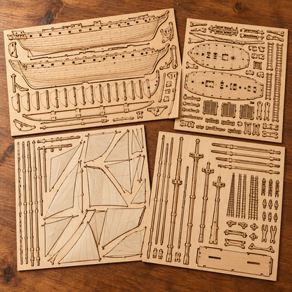 Les planches de contreplaque decoupees au laser du kit, posees a plat