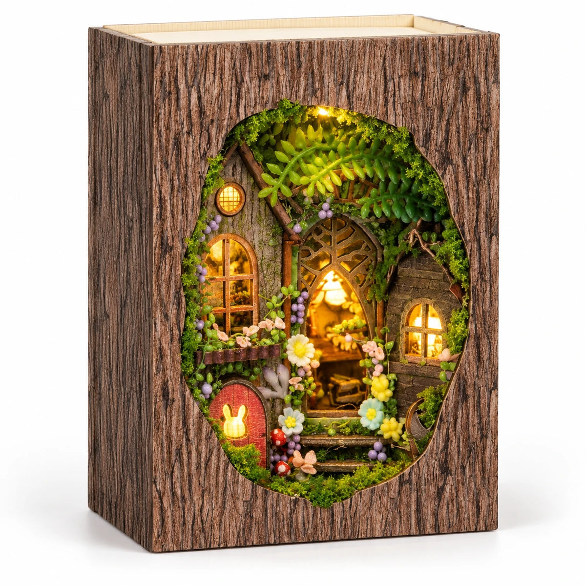 Le Refuge de la Clairière illuminé sur fond blanc, book nook miniature en forme de livre