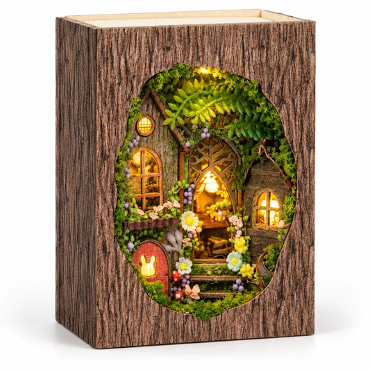 Le Refuge de la Clairière illuminé sur fond blanc, book nook miniature en forme de livre