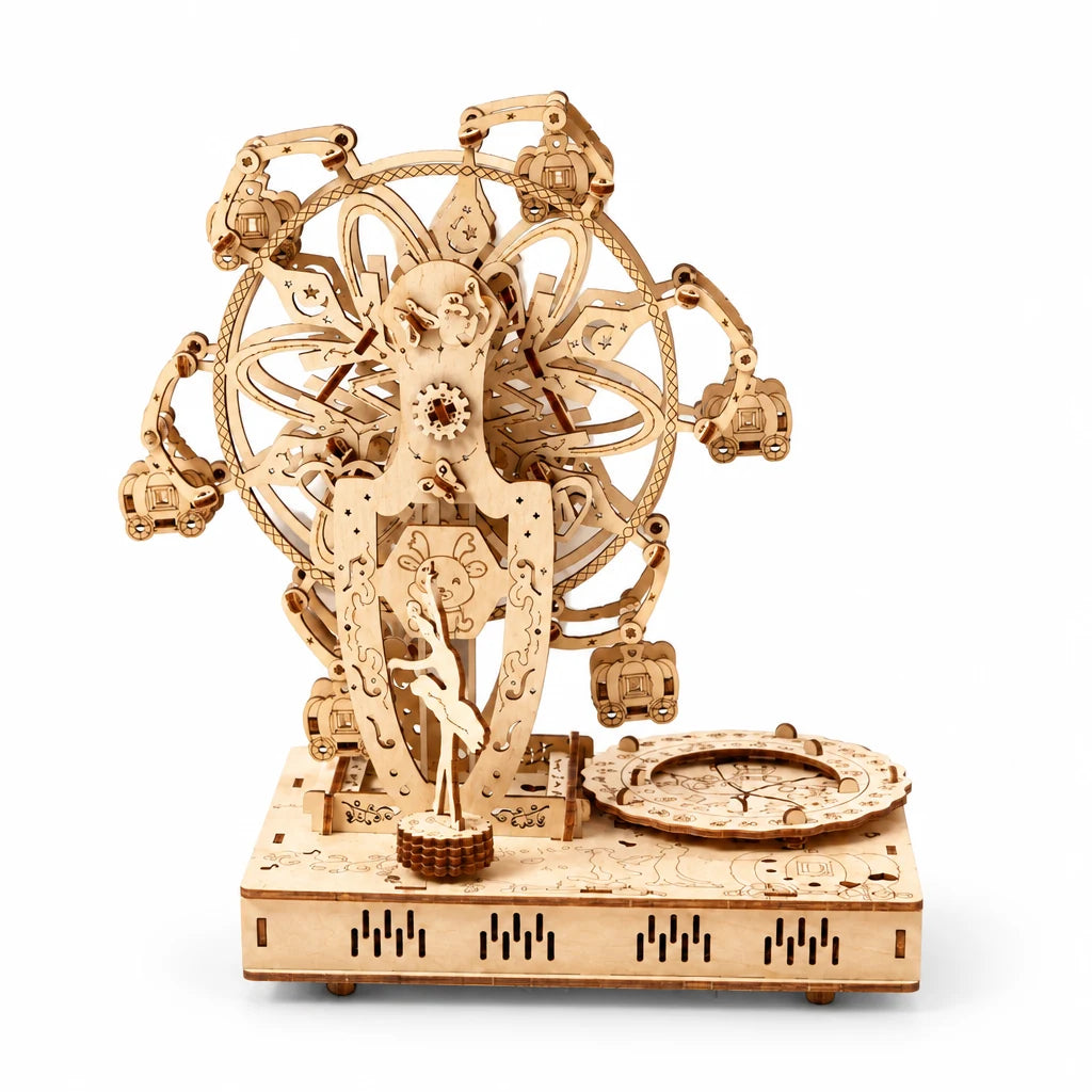 Musikalisches Figuren-Riesenrad von NOOKO, aufgebaut, auf weißem Hintergrund