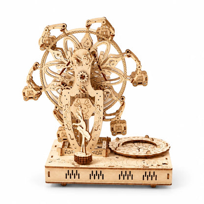 Musikalisches Figuren-Riesenrad von NOOKO, aufgebaut, auf weißem Hintergrund